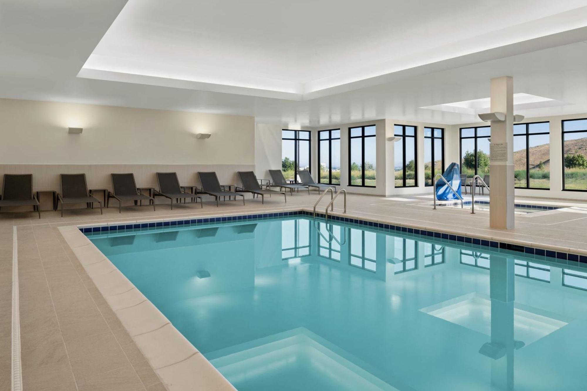 فندق Courtyard By Marriott بوكاتيلو المظهر الخارجي الصورة